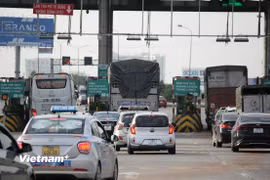 Phương tiện lưu thông qua trạm thu phí trên tuyến đường cao tốc Pháp Vân-Cầu Giẽ. (Ảnh: Việt Hùng/Vietnam+)