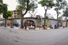 Vòm cầu đường sắt dọc phố Phùng Hưng đã tái lập không gian văn hóa, gắn liền với khu phố đi bộ Hà Nội. (Ảnh: Minh Sơn/Vietnam+)