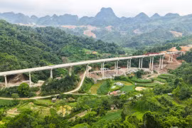 Nhà thầu thi công trụ cầu vượt thung lũng tại Dự án cao tốc Đồng Đăng-Trà Lĩnh. (Ảnh minh họa: PV/Vietnam+)