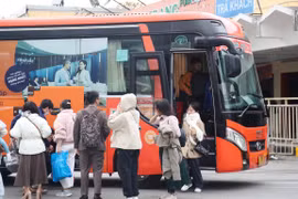 Người dân trở về Thủ đô vào ngày cuối của kỳ nghỉ Tết Nguyên đán Ất Tỵ trên các chuyến xe khách. (Ảnh: Việt Hùng/Vietnam+)