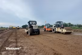 Nhà thầu thi công cao tốc Cần Thơ-Cà Mau. (Ảnh: PV/Vietnam+)