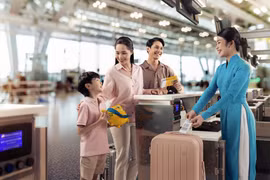 Hành khách chủ động mua vé sớm và chỉ mua vé qua các kênh chính thức của Hãng nhằm tránh bị lừa đảo. (Ảnh: PV/Vietnam+)