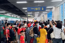 Lượng hành khách tại các nhà ga trên toàn tuyến Cát Linh-Hà Đông đã bắt đầu tăng đột biến. (Ảnh: PV/Vietnam+)