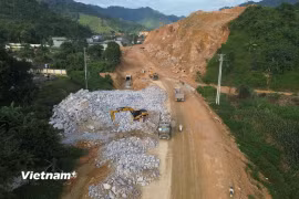 Nhà thầu thi công Dự án đường Hồ Chí Minh đoạn Chợ Chu-Ngã ba Trung Sơn. (Ảnh: Khánh Hùng/Vietnam+)