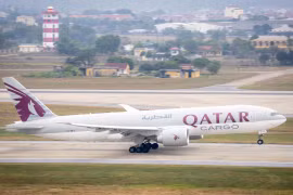Máy bay của Hãng hàng không Qatar Airways tại Sân bay quốc tế Nội Bài. (Ảnh: Phan Công/Vietnam+)