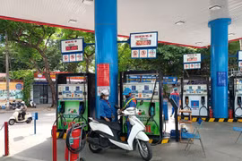 Bộ Công Thương yêu cầu tăng cường năng lực sản xuất trong nước, đa dạng hóa nguồn cung xăng, dầu. (Ảnh: CTV/Vietnam+)
