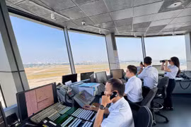 Kíp trực điều hành bay tại Đài kiểm soát không lưu Tân Sơn Nhất. (Ảnh: PV/Vietnam+)