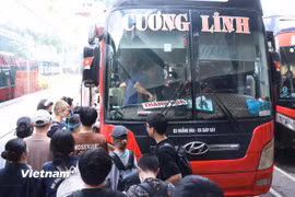 Người dân vội vã lên xe khách để về quê dịp nghỉ Lễ Quốc khánh 2/9/2026. (Ảnh: Khánh Hùng/Vietnam+)