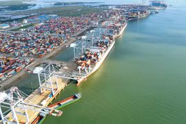 Bốc xếp hàng hóa container tại một cảng biển của Tổng công ty Hàng hải Việt Nam. (Ảnh: PV/Vietnam+)