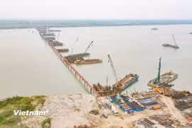 Hoạt động giải ngân vốn đầu tư công bảy tháng đạt 41,9% kế hoạch với nhiều giải pháp thúc đẩy tiến độ và tháo gỡ khó khăn hiệu quả. (Ảnh: PV/Vietnam+)