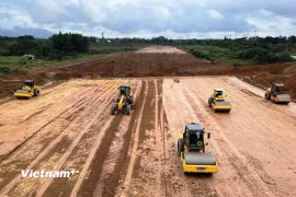 Nhà thầu thi công nền đường một Dự án thành phần đường cao tốc Bắc-Nam phía Đông. (Ảnh: Việt Hùng/Vietnam+)