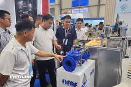 Đại biểu, khách mời và người dân tham quan khu triển lãm tại Tuần lễ ngành Nước Việt Nam 2026. (Ảnh: Việt Hùng/Vietnam+)