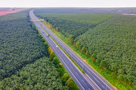 Phương tiện lưu thông trên một tuyến cao tốc được đưa vào khai thác. (Ảnh: PV/Vietnam+)