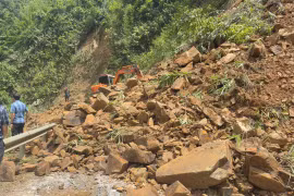 Một vị trí sạt lở trên tuyến đường địa phương. (Ảnh: PV/Vietnam+)