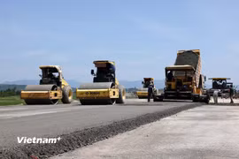 Nhà thầu thi công nền đường một dự án đường bộ cao tốc. (Nguồn: Vietnam+)