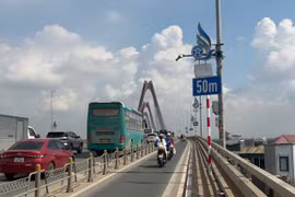 Hệ thống biển báo khoảng cách an toàn cho phương tiện đi lại trên cầu Nhật Tân. (Ảnh: PV/Vietnam+)