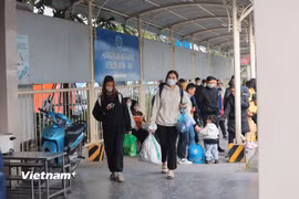 Nhiều người mệt mỏi sau hành trình dài trở về Thủ đô trong dịp nghỉ Tết Dương lịch. (Ảnh: Hoài Nam/Vietnam+)