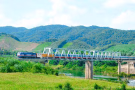 Tuyến đường sắt Lào Cai-Hà Nội-Hải Phòng được xây mới với mục tiêu kết nối với cảng biển quốc tế Hải Phòng, kết nối liên vận với Trung Quốc. (Ảnh: PV/Vietnam+)