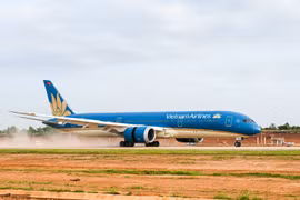 Chuyến bay hàng không dân dụng đầu tiên do Vietnam Airlines thực hiện đã hạ cánh thành công xuống Sân bay Long Thành. (Ảnh: PV/Vietnam+)