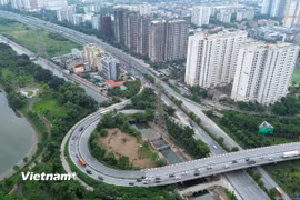 Phương tiện lưu thông trên tuyến đường Vành đai 3 thành phố Hà Nội. (Ảnh: Hoài Nam/Vietnam+)