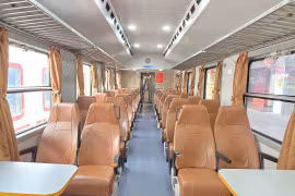 Sắp có đoàn tàu chuyên dụng đưa đón y, bác sỹ giữa Hà Nội và Ninh Bình. (Ảnh: PV/Vietnam+)