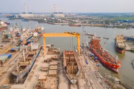 Thị trường đóng tàu còn nhiều dư địa và Việt Nam cần sớm có các cơ chế, chính sách hỗ trợ các doanh nghiệp đóng tàu để đón nhận thêm nhiều đơn hàng. (Ảnh: Việt Hùng/Vietnam+)