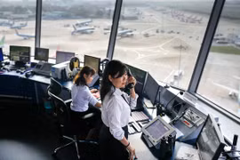 Nhân viên kiểm soát viên không lưu thực hiện điều hành một chuyến bay tại Cảng Hàng không quốc tế Nội Bài. (Ảnh: PV/Vietnam+)