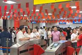 Hành khách qua cổng soát vé tuyến đường sắt đô thị Cát Linh-Hà Đông. (Ảnh: PV/Vietnam+)