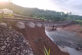 Đường ray tại khu gian Phước Lãnh-Vân Canh "treo lơ lửng" do bão số 13 làm xói nền đường. (Ảnh: VNR cung cấp)