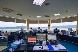 Nhân viên không lưu đánh giá mức độ sẵn sàng khai thác tại Sân bay Phú Quốc. (Ảnh: VATM)