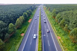Phương tiện lưu thông trên tuyến cao tốc Thành phố Hồ Chí Minh-Long Thành-Dầu Giây. (Ảnh: PV/Vietnam+)