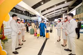 Những hành khách trên chuyến bay đầu tiên từ Hà Nội đến Phú Quốc của Hãng hàng không Sun PhuQuoc Airways. (Ảnh: PV/Vietnam+)