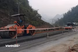 Nhà thầu thi công một tuyến đường quốc lộ tại khu vực miền núi phía Bắc. (Ảnh: Việt Hùng/Vietnam+)