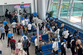 Hành khách làm thủ tục lên chuyến bay tại Cảng Hàng không quốc tế Tân Sơn Nhất. (Ảnh: PV/Vietnam+)