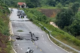 Một vị trí đường bị sụt lún do ảnh hưởng của mưa lớn sau cơn bão số 4. (Ảnh: Cục Đường bộ Việt Nam cung cấp)