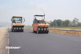 Nhà thầu thi công thảm bê tông nhựa nền đường một Dự án thành phần cao tốc Bắc - Nam phía Đông. (Ảnh: Việt Hùng/Vietnam+)