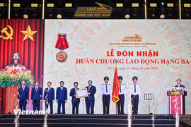 Phó Thủ tướng Thường trực Chính phủ Phạm Gia Túc trao Huân chương Lao động hạng Ba cho Tập đoàn Đường sắt Quốc gia Việt Nam. (Ảnh: Việt Hùng/Vietnam+)