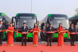 Lãnh đạo Ủy ban Nhân dân thành phố Hà Nội cắt băng khai trương 3 tuyến buýt điện của Tổng công ty Vận tải Hà Nội. (Ảnh: Hoài Nam/Vietnam+)