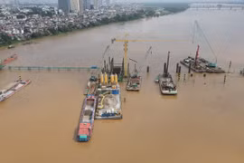 Dự án cầu Trần Hưng Đạo vượt sông Hồng tại thành phố Hà Nội đang được các nhà đầu tư huy động 17 mũi thi công. (Ảnh: Việt Hùng/Vietnam+)