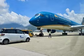 Máy bay Vietnam Airlines hạ cánh khẩn tại Hongkong cấp cứu hành khách gặp vấn đề về sức khỏe. (Ảnh: PV/Vietnam+)