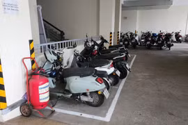 Khu vực bố trí sạc dành cho xe máy điện tại một chung cư ở Hà Nội. (Ảnh: Việt Hùng/Vietnam+)