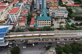 Tàu Nhổn-Ga Hà Nội được đông đảo người dân lựa chọn làm phương tiện đi lại trong các dịp nghỉ lễ. (Ảnh: PV/Vietnam+)