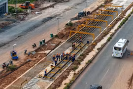 Công nhân tiến hành lắp đặt hệ thống ray của Dự án tuyến đường sắt nhẹ (LRT) tại Phú Quốc. (Ảnh: PV/Vietnam+)