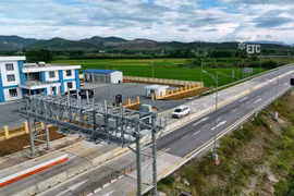 Phương tiện lưu thông qua một trạm thu phí tự động không dừng trên tuyến cao tốc Bắc-Nam phía Đông. (Ảnh: PV/Vietnam+)