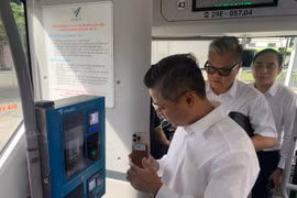 Lãnh đạo Sở Xây dựng Hà Nội sử dụng thẻ vé liên thông đi xe buýt. (Ảnh: PV/Vietnam+)