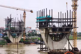 Dự án cầu Đuống mới hiện chỉ thi công được hai trụ dưới lòng sông do vướng mắc mặt bằng hai đầu quận Long Biên và huyện Gia Lâm. (Ảnh: Việt Hùng/Vietnam+)