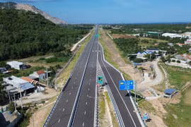 Dự án cao tốc Vân Phong-Nha Trang đang được chủ đầu tư và nhà thầu hoàn thiện nốt những hạng mục cuối để thông tuyến vào dịp 19/8. (Ảnh: Quốc Khánh/Vietnam+)