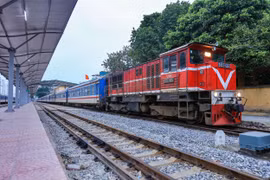 Một đoàn tàu chở khách của Tập đoàn Đường sắt quốc gia Việt Nam. (Ảnh: Việt Hùng/Vietnam+)