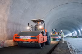 Nhà thầu thi công một hạng mục hầm đường bộ tại Dự án cao tốc Bắc-Nam phía Đông giai đoạn 2021-2025. (Ảnh: Việt Hùng/Vietnam+)