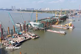 Dự án cầu Trần Hưng Đạo đang được đơn vị nhà thầu gấp rút thi công để hoàn thành trước Hội nghị APEC 2027. (Ảnh: Việt Hùng/Vietnam+)